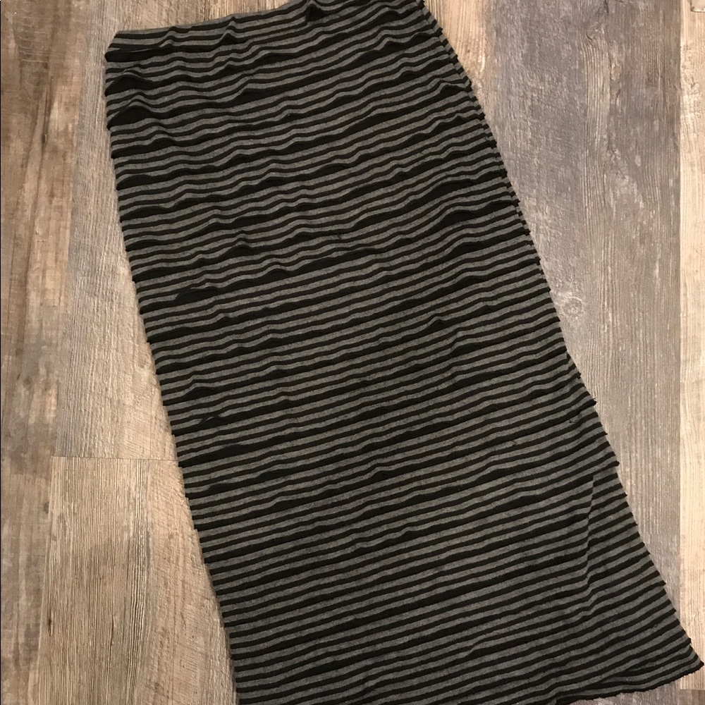 ☝️SOLD☝️ Black and gray striped ruffle skirt